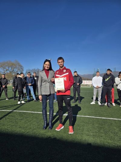 Отборите на ПГ „Иван Хаджиенов“ станаха шампиони в градското училищно първенство по футбол в Казанлък 