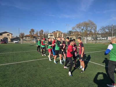 Отборите на ПГ „Иван Хаджиенов“ станаха шампиони в градското училищно първенство по футбол в Казанлък 