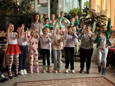 Второкласници от ОУ “Св. Паисий Хилендарски“ поздравиха възрастните хора от Дом №3 в Казанлък по повод Деня на семейството