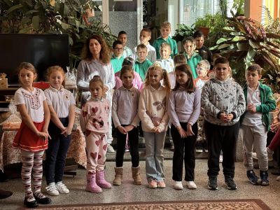 Второкласници от ОУ “Св. Паисий Хилендарски“ поздравиха възрастните хора от Дом №3 в Казанлък по повод Деня на семейството