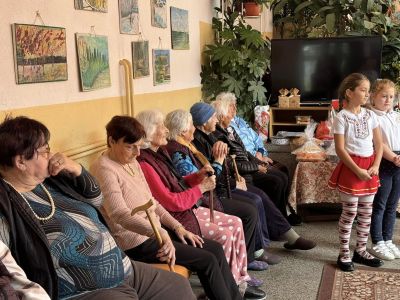 Второкласници от ОУ “Св. Паисий Хилендарски“ поздравиха възрастните хора от Дом №3 в Казанлък по повод Деня на семейството