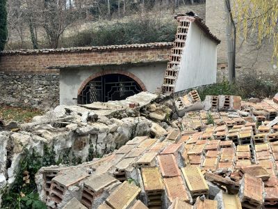 Силният вятър събори част от оградата на енинската църква