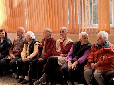 Второкласници от ОУ “Св. Паисий Хилендарски“ поздравиха възрастните хора от Дом №3 в Казанлък по повод Деня на семейството