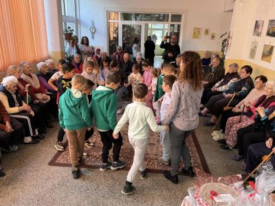 Второкласници от ОУ “Св. Паисий Хилендарски“ поздравиха възрастните хора от Дом №3 в Казанлък по повод Деня на семейството