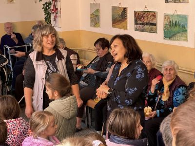 Второкласници от ОУ “Св. Паисий Хилендарски“ поздравиха възрастните хора от Дом №3 в Казанлък по повод Деня на семейството