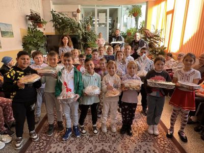 Второкласници от ОУ “Св. Паисий Хилендарски“ поздравиха възрастните хора от Дом №3 в Казанлък по повод Деня на семейството