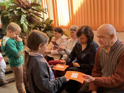 Второкласници от ОУ “Св. Паисий Хилендарски“ поздравиха възрастните хора от Дом №3 в Казанлък по повод Деня на семейството