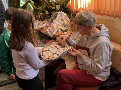 Второкласници от ОУ “Св. Паисий Хилендарски“ поздравиха възрастните хора от Дом №3 в Казанлък по повод Деня на семейството