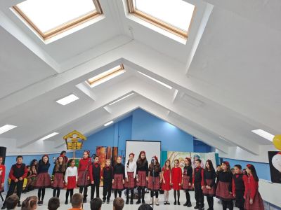 Ученици от ОУ “Мати Болгария“ с празнично тържество посрещнаха деца от детските градини