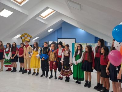 Ученици от ОУ “Мати Болгария“ с празнично тържество посрещнаха деца от детските градини