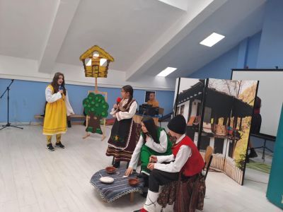 Ученици от ОУ “Мати Болгария“ с празнично тържество посрещнаха деца от детските градини