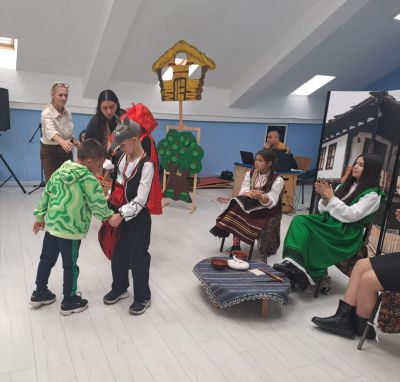 Ученици от ОУ “Мати Болгария“ с празнично тържество посрещнаха деца от детските градини