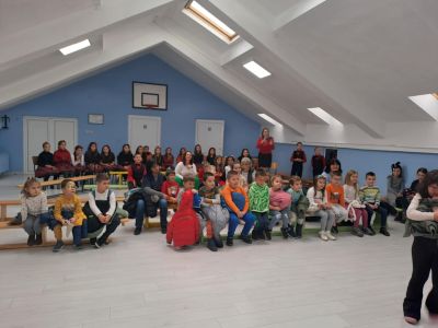 Ученици от ОУ “Мати Болгария“ с празнично тържество посрещнаха деца от детските градини