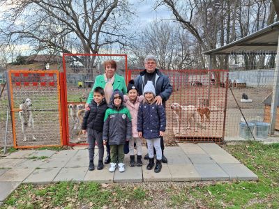 Деца от ДГ “Юрий Гагарин“ учат на добротворство: Грижи и инициатива за кучетата от приюта на Казанлък