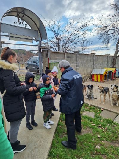 Деца от ДГ “Юрий Гагарин“ учат на добротворство: Грижи и инициатива за кучетата от приюта на Казанлък