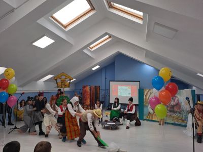 Ученици от ОУ “Мати Болгария“ с празнично тържество посрещнаха деца от детските градини