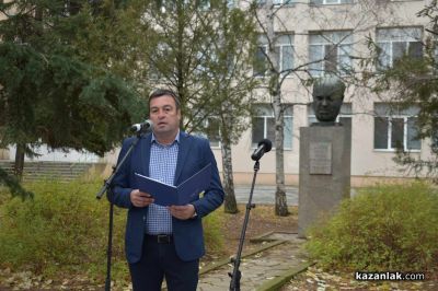 Цветя и минута мълчание в чест на великия композитор акад. Петко Стайнов