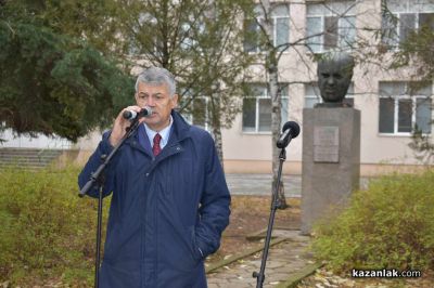 Цветя и минута мълчание в чест на великия композитор акад. Петко Стайнов