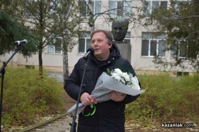 Цветя и минута мълчание в чест на великия композитор акад. Петко Стайнов