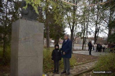 Цветя и минута мълчание в чест на великия композитор акад. Петко Стайнов
