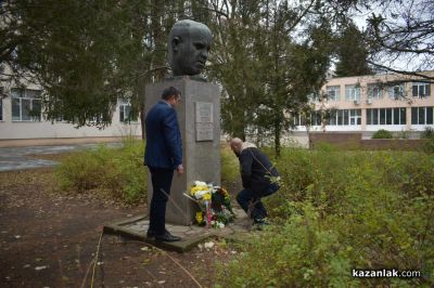 Цветя и минута мълчание в чест на великия композитор акад. Петко Стайнов