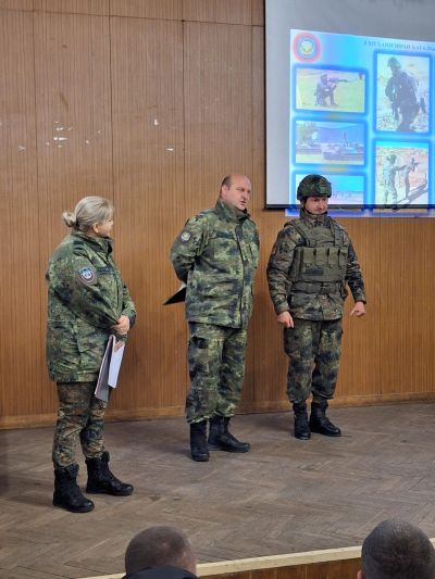 Военнослужещи представиха своята професия пред учениците от ПХГ „Св. Св. Кирил и Методий“ гр.Казанлък 