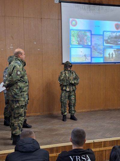 Военнослужещи представиха своята професия пред учениците от ПХГ „Св. Св. Кирил и Методий“ гр.Казанлък 