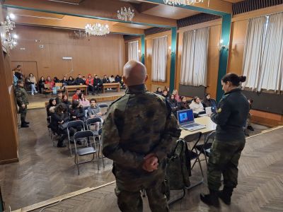 Военнослужещи представиха своята професия пред учениците от ПХГ „Св. Св. Кирил и Методий“ гр.Казанлък 
