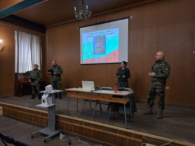 Военнослужещи представиха своята професия пред учениците от ПХГ „Св. Св. Кирил и Методий“ гр.Казанлък  / Новини от Казанлък