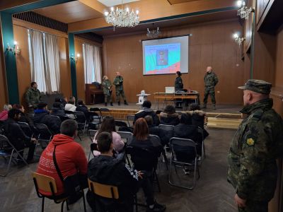 Военнослужещи представиха своята професия пред учениците от ПХГ „Св. Св. Кирил и Методий“ гр.Казанлък 