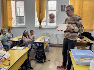 Третокласници от ОУ “Св. Паисий Хилендарски“ се учиха как да рециклират хартия у дома