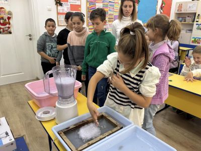 Третокласници от ОУ “Св. Паисий Хилендарски“ се учиха как да рециклират хартия у дома