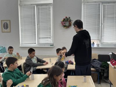 Третокласници от ОУ “Св. Паисий Хилендарски“ се учиха как да рециклират хартия у дома