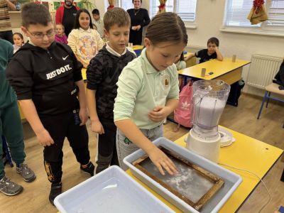 Третокласници от ОУ “Св. Паисий Хилендарски“ се учиха как да рециклират хартия у дома