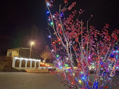 Шипка засия в коледни светлини