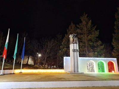 Шипка засия в коледни светлини