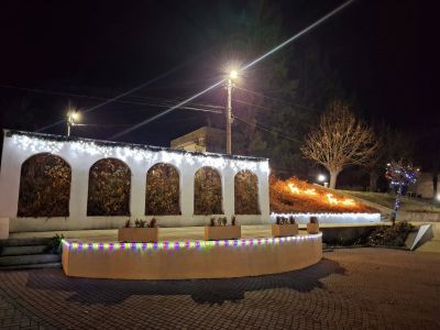 Шипка засия в коледни светлини