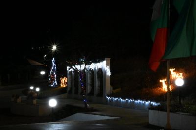 Шипка засия в коледни светлини