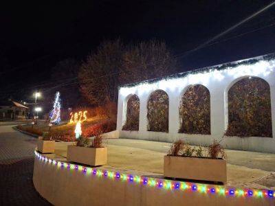 Шипка засия в коледни светлини