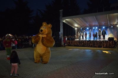 Грейнаха светлините на коледната елха в Казанлък 