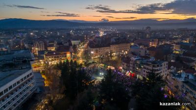 Грейнаха светлините на коледната елха в Казанлък 