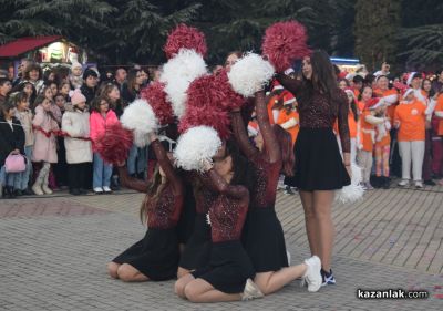 Грейнаха светлините на коледната елха в Казанлък 