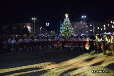 Грейнаха светлините на коледната елха в Казанлък 