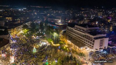 Грейнаха светлините на коледната елха в Казанлък 