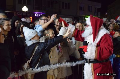 Грейнаха светлините на коледната елха в Казанлък 