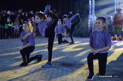 Грейнаха светлините на коледната елха в Казанлък 