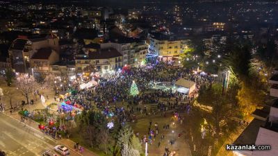 Грейнаха светлините на коледната елха в Казанлък 