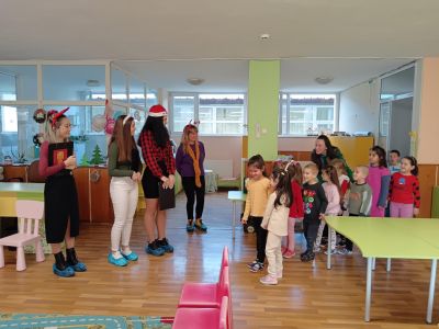 Десетокласници от ПГЛПТ станаха помощници на Дядо Коледа 