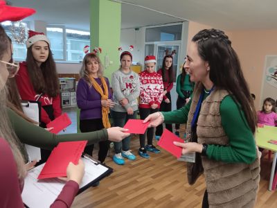 Десетокласници от ПГЛПТ станаха помощници на Дядо Коледа 