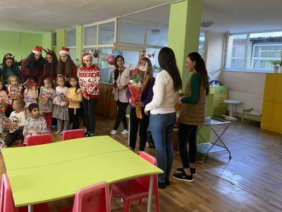 Десетокласници от ПГЛПТ станаха помощници на Дядо Коледа 